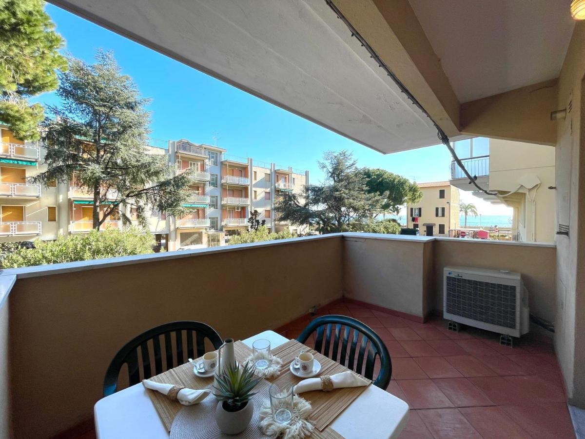 50 Metri Dal Mare - Free Parking E A/C Apartment Pietra Ligure Exterior photo
